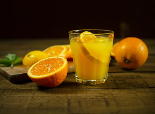 Prirodni sok sa limunom i mandarinama