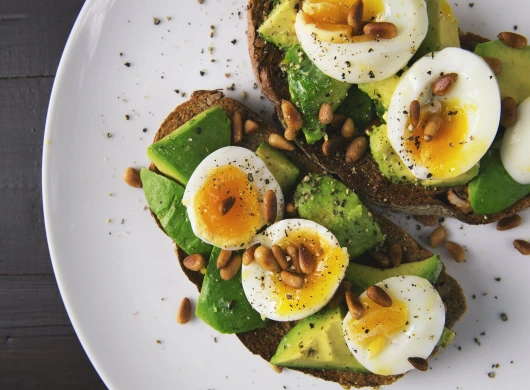 Avokado tost sa jajima