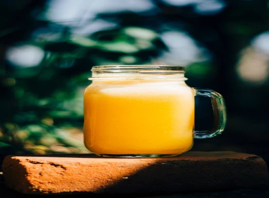 Osvježavajući sok od naranče limuna kruške i mrkve