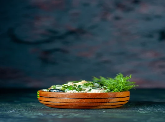 Salada od mladog luka, krastavaca i kiselog vrhnja